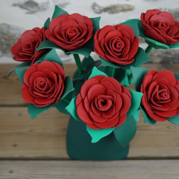 Roses rouges en cuir – Image 4